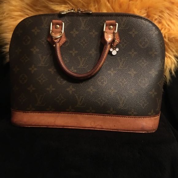 Authentic pre-love Louis Vuitton handbag this is pre-love, but in good condition - Picture 3 of 12
